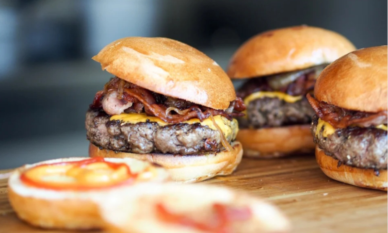 Broodjes hamburger met kaas en bacon